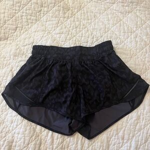 Lululemon Hotty Hot Low Rise Lined Short 2.5”